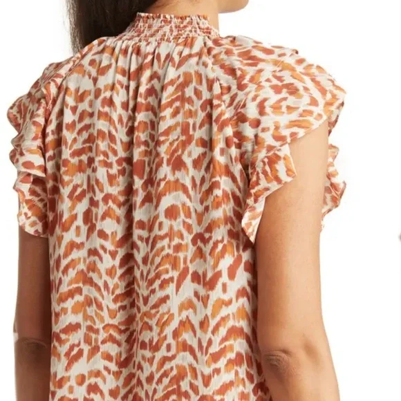 ⭐️Firm Price ⭐️ Barely worn Large top with ruffles sleeves - Picture 2 of 9